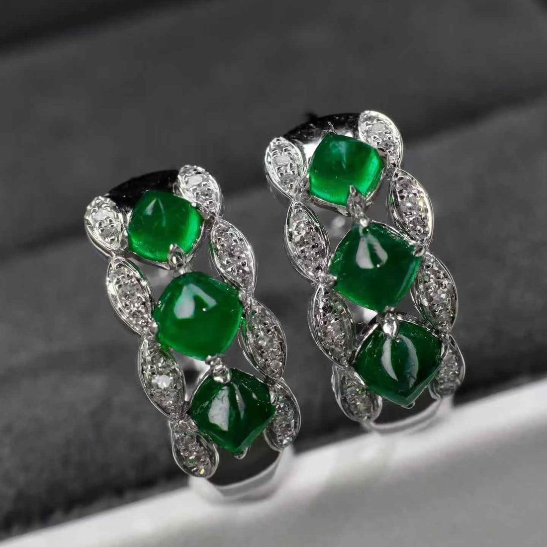14k Gold 1.85 Ctw Vivid Green Natural Emerald & Diamond Earrings: Ref:231187040 // gold content:14k gold // main gemstone:emerald // shape:sugar-loaf // carat weight:1. 68ct // color:vivid green // treatment:natural // // adjacent gemstone 2 : diamond // shape:round