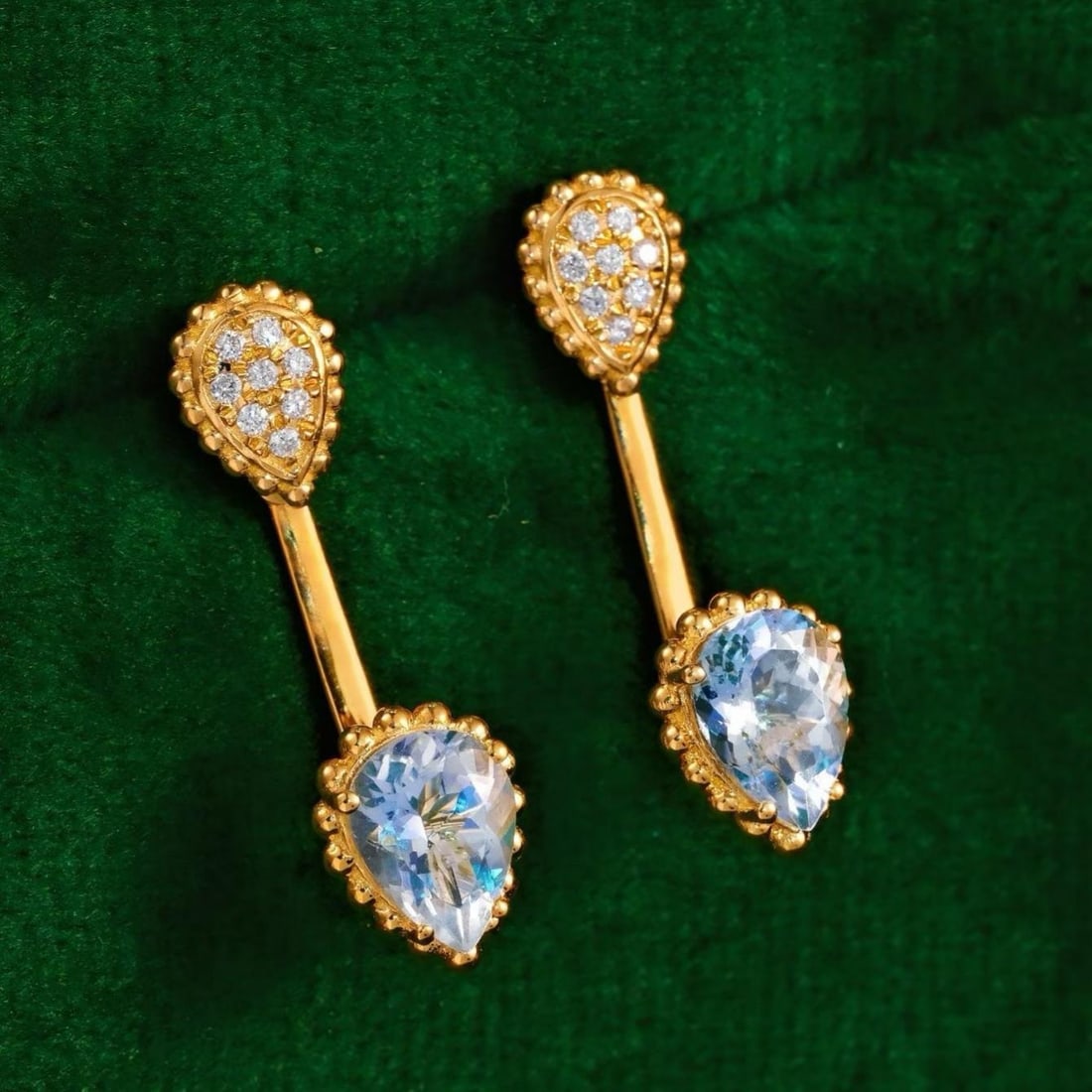14k Gold 2 Ct Natural Aquamarine & Diamond Earrings: Ref:231187052 // gold content:14k gold // main gemstone:aquamarine // shape:pear // carat weight:2ct // color:blue // treatment:natural // // adjacent gemstone 2 : diamond // shape:round // clarity