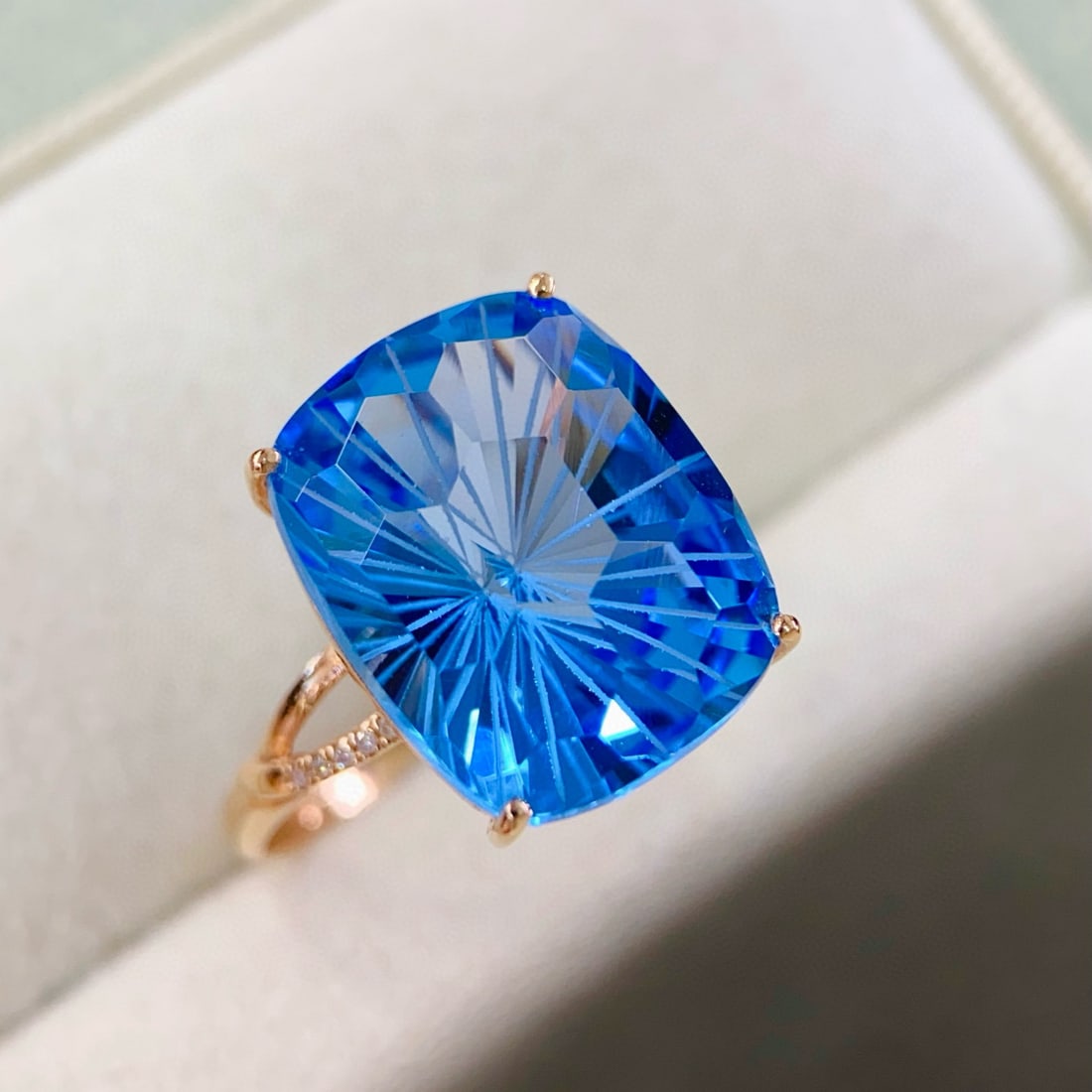 14k Gold 11.88 Ctw Natural Topaz & Diamond Ring: Ref:231187056 // gold content:14k gold // ring size:7. 25us // // main gemstone:topaz // shape:cushion // carat weight:11. 85ct // color:blue // treatment:natural // // adjacent gemstone 2 : diamond /