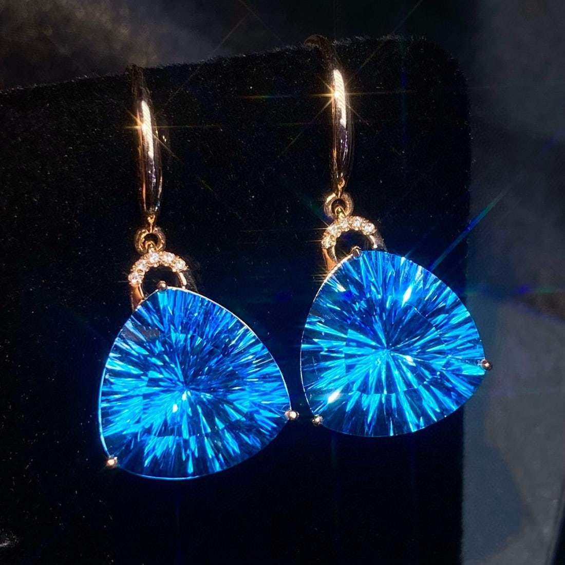 14k Gold 14.15 Ct Natural Topaz & Diamond Earrings: Ref:231187059 // gold content:14k gold // main gemstone:topaz // shape:triangle // carat weight:14. 15ct // color:blue // treatment:natural // // adjacent gemstone 2 : diamond // shape:round // clarit