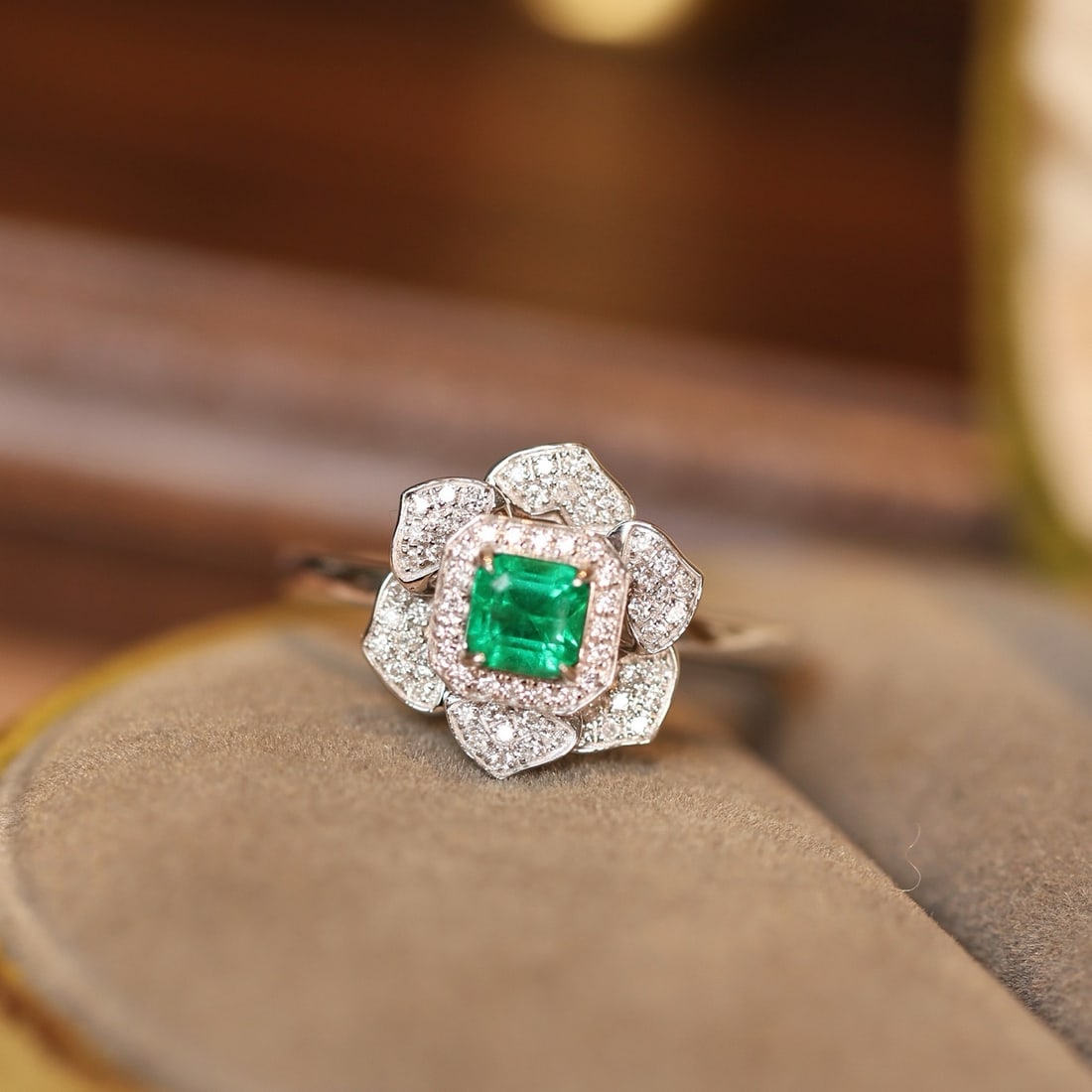 14k Gold 0.76 Ctw Natural Emerald & Diamond & Flowers Ring: Ref:231187084 // gold content:14k gold // ring size:7. 25us // // main gemstone:emerald // shape:octagonal // carat weight:0. 5ct // color:green // treatment:natural // // adjacent gemstone 2 :