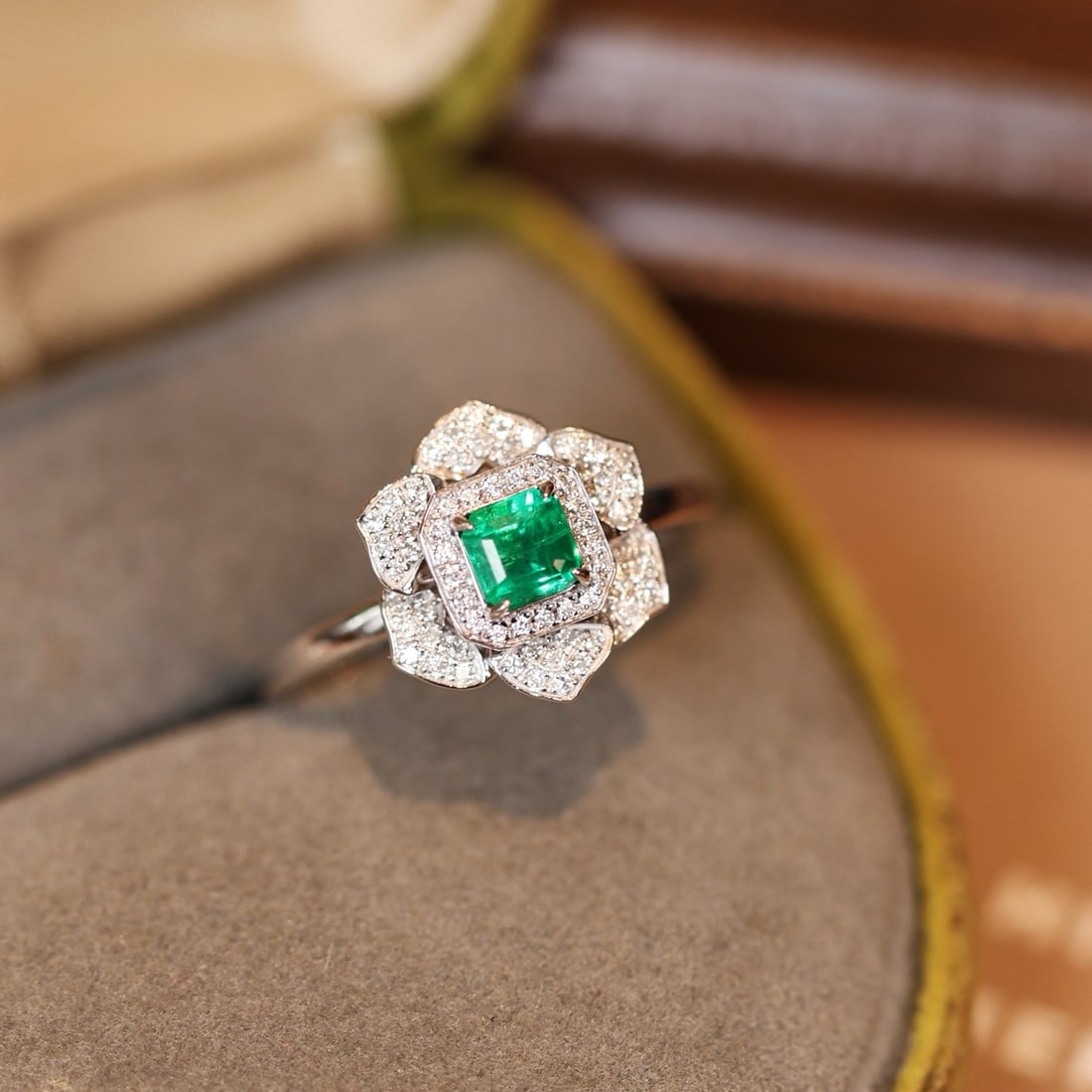 14k Gold 0.76 Ctw Natural Emerald & Diamond & Flowers Ring - 2
