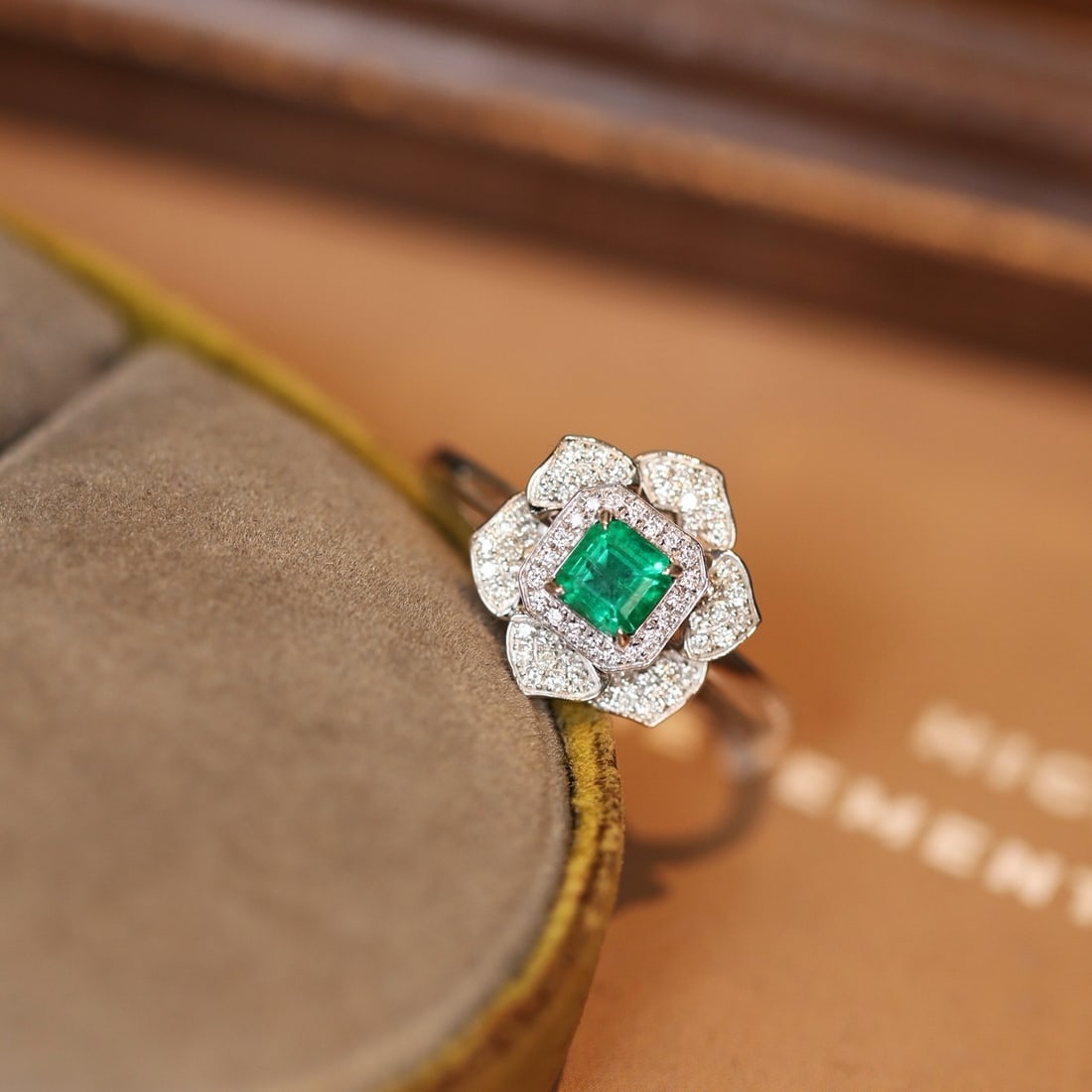 14k Gold 0.76 Ctw Natural Emerald & Diamond & Flowers Ring - 3
