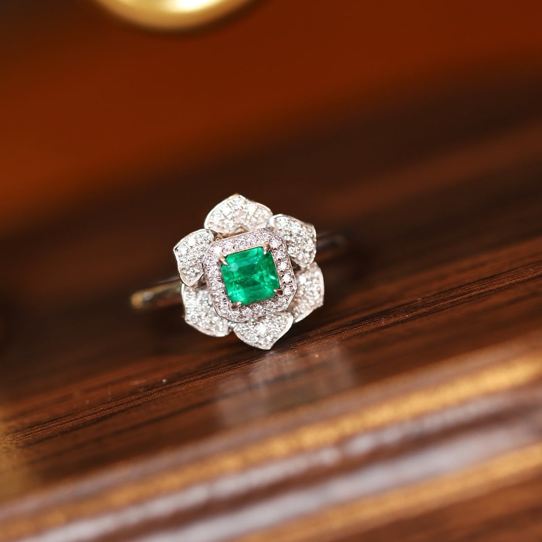 14k Gold 0.76 Ctw Natural Emerald & Diamond & Flowers Ring - 4