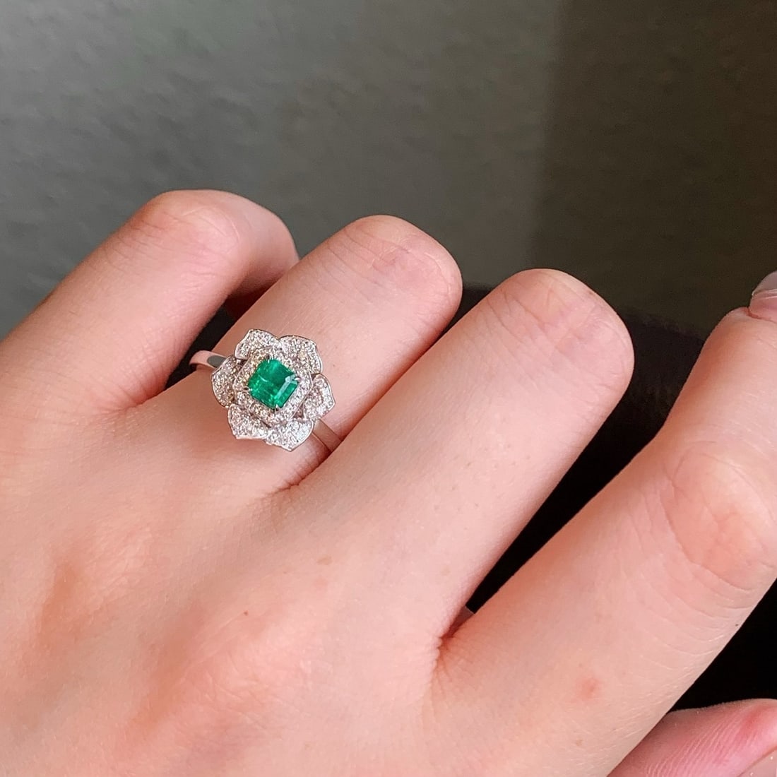 14k Gold 0.76 Ctw Natural Emerald & Diamond & Flowers Ring - 5