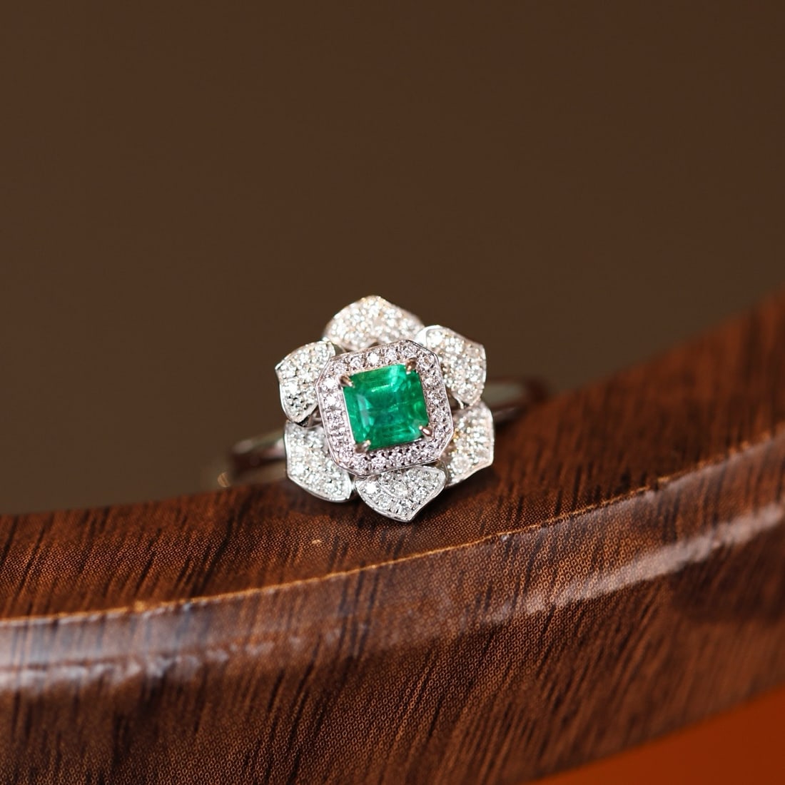14k Gold 0.76 Ctw Natural Emerald & Diamond & Flowers Ring - 6