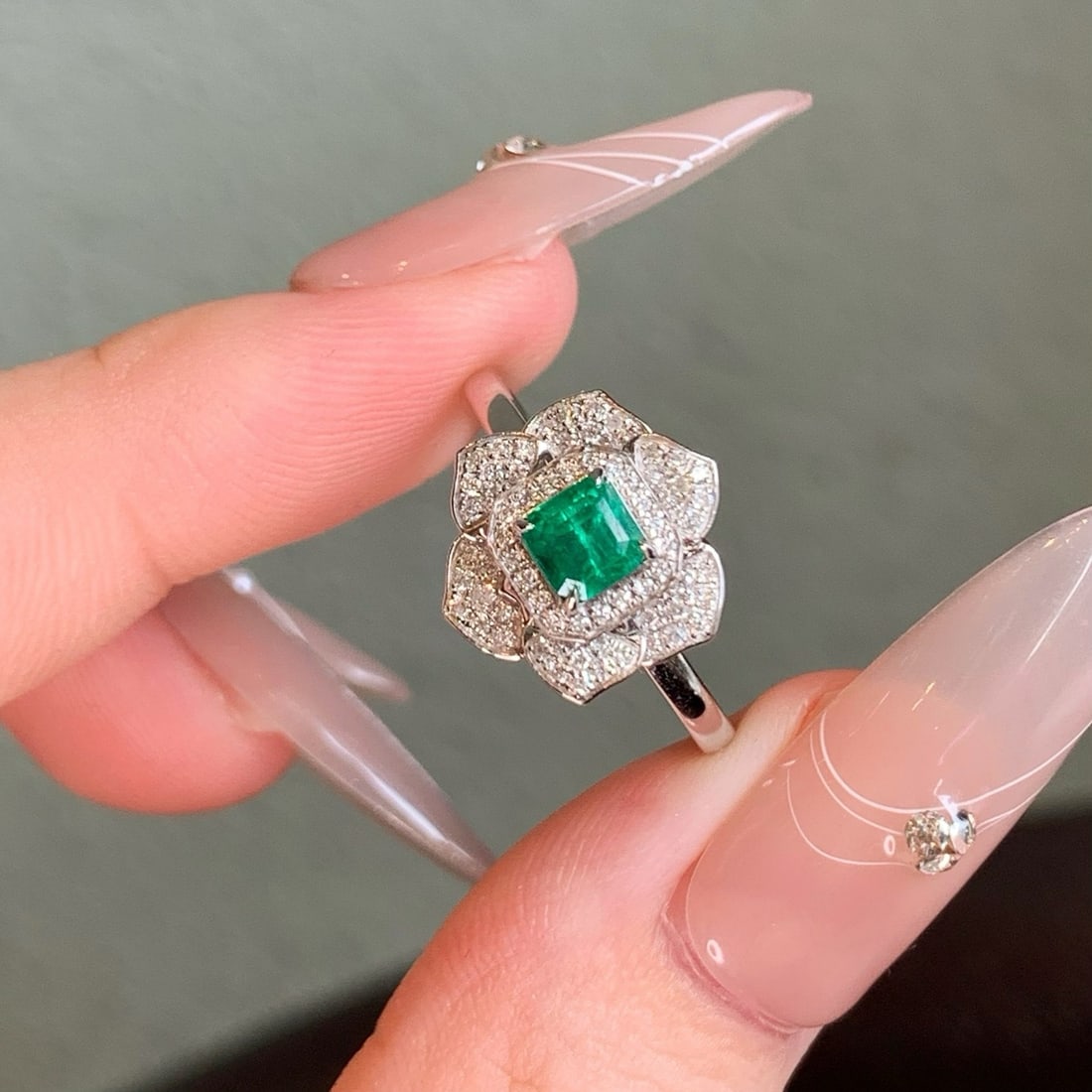 14k Gold 0.76 Ctw Natural Emerald & Diamond & Flowers Ring - 7