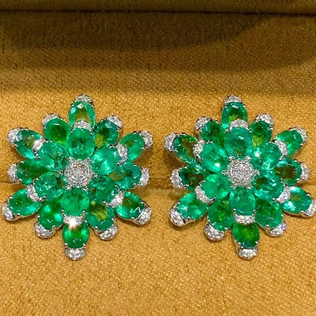 14k Gold 7.5 Ct Natural Emerald & Diamond Earrings: Ref:231187090 // gold content:14k gold // main gemstone:emerald // shape:oval // carat weight:7. 5ct // color:green // treatment:natural // // adjacent gemstone 2 : diamond // shape:round // clarity
