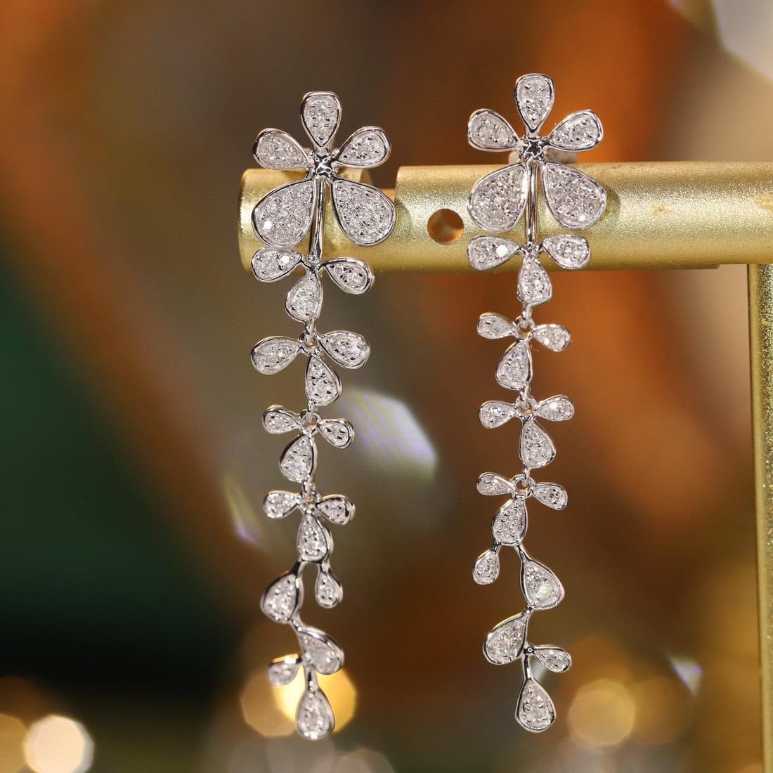 14k Gold 0.4 Ct Natural H Diamond Earrings: Ref:231187101 // gold content:14k gold // main gemstone:diamond // shape:round // carat weight:0. 4ct // clarity grade:vs-si // color:h // treatment:natural // cut grade:g // Condition: New Low Estima