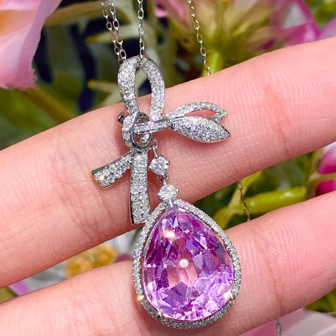 14k Gold 11.2 Ct Natural Kunzite & Diamond Pendant( Without Chain ): Ref:231187111 // gold content:14k gold // main gemstone:kunzite // shape:pear // carat weight:11. 2ct // color:pinkish purple // treatment:natural // // adjacent gemstone 2 : diamond // shape:round //