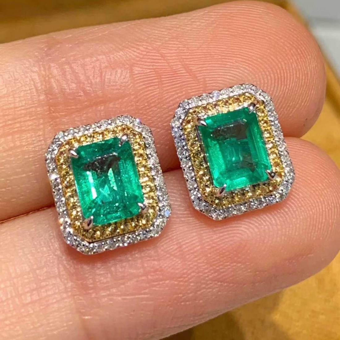 14k Gold 1.45 Ct Natural Emerald & Diamond Earrings: Ref:231187135 // gold content:14k gold // main gemstone:emerald // shape:octagonal // carat weight:1. 45ct // color:green // treatment:natural // // adjacent gemstone 2 : diamond // shape:round //