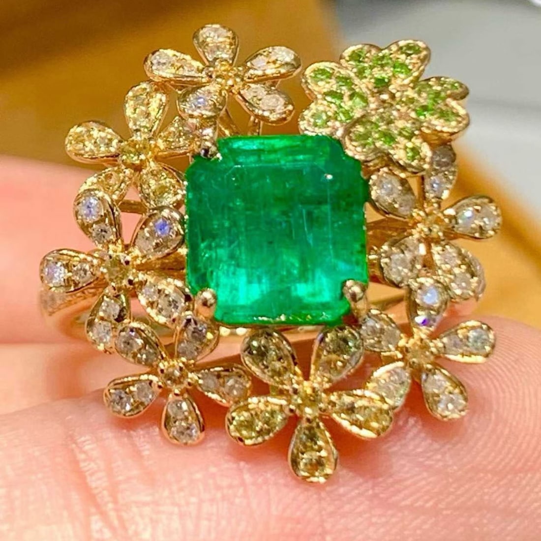 14k Gold 2.3 Ct Natural Emerald & Diamond & Sapphire & Tsavorite Ring: Ref:231187141 // gold content:14k gold // ring size:7. 25us // // main gemstone:emerald // shape:octagonal // carat weight:2. 3ct // color:green // treatment:natural // // adjacent gemstone 2 :