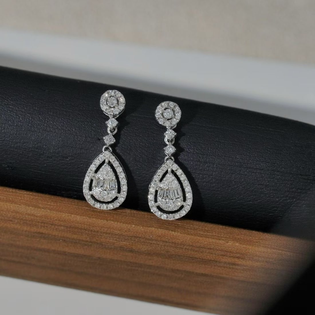 14k Gold 0.80 Ct Natural H Diamond Earrings: Ref:231187146 // gold content:14k gold // main gemstone:diamond // shape:multiple // carat weight:0. 80ct // clarity grade:vs-si // color:h // treatment:natural // Condition: New Low Estimate: 2200.00