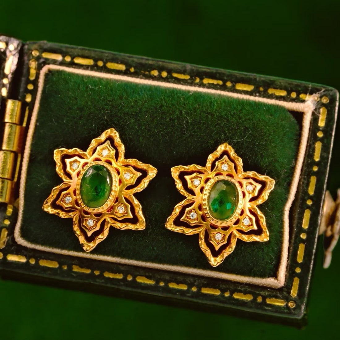 14k Gold 0.38 Ct Natural Emerald & Diamond Earrings: Ref:231187152 // gold content:14k gold // main gemstone:emerald // shape:oval // carat weight:0. 38ct // color:green // treatment:natural // // adjacent gemstone 2 : diamond // shape:round // clarity 