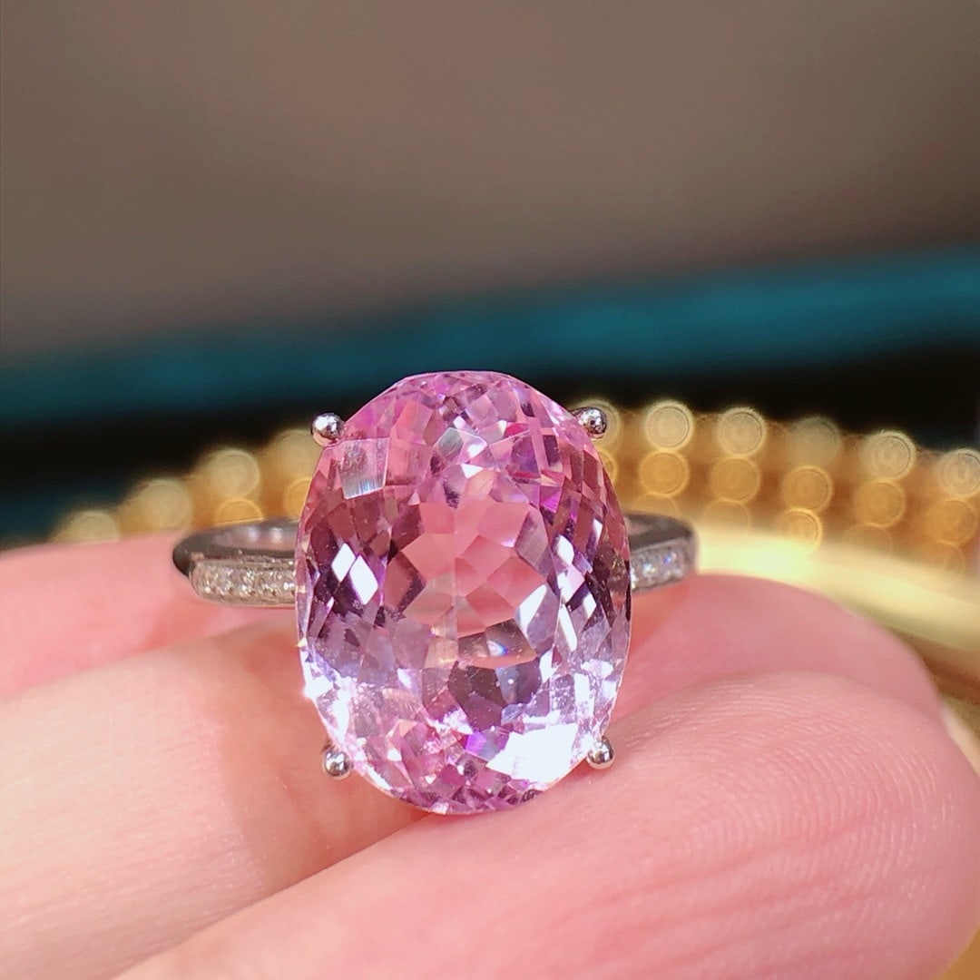 14k Gold 9.4 Ct Natural Kunzite & Diamond Ring: Ref:231187161 // gold content:14k gold // ring size:7. 25us // // main gemstone:kunzite // shape:oval // carat weight:9. 4ct // color:pinkish purple // treatment:natural // // adjacent gemstone 2 : di