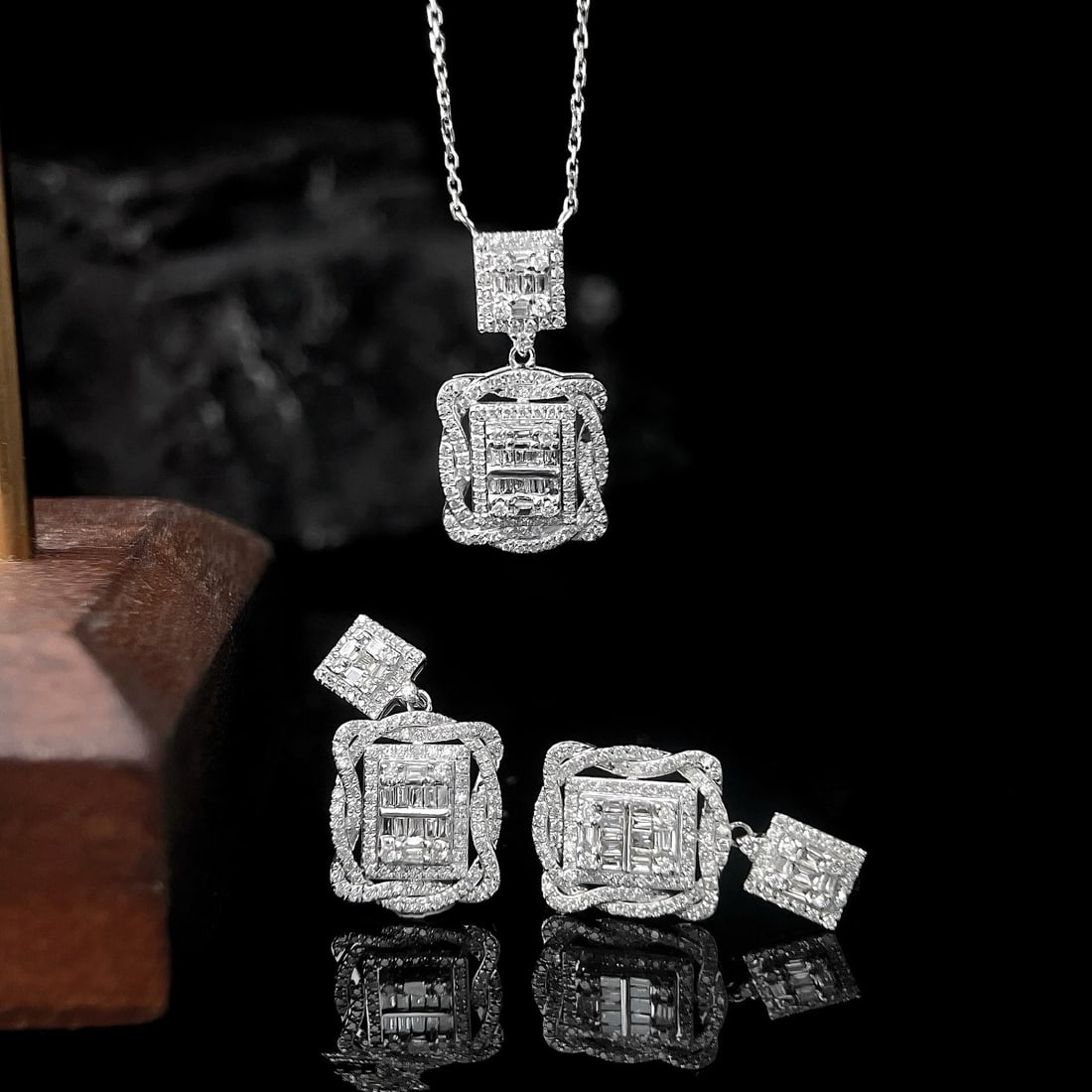 14k Gold 1.95 Ctw Natural H Diamond Jewelry Set: Ref:231187197 // gold content:14k gold // necklace // main gemstone:diamond // shape:multiple // carat weight:0. 65ct // clarity grade:vs-si // color:h // treatment:natural // // earrings // main