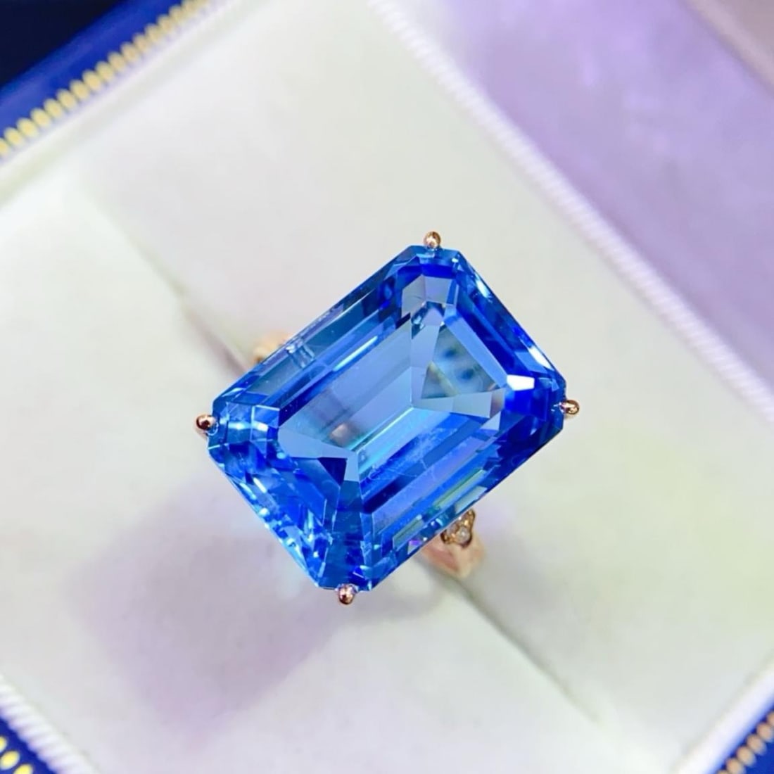 14k Gold 15.42 Ctw Natural Topaz & Diamond Ring: Ref:231187205 // gold content:14k gold // ring size:7. 25us // // main gemstone:topaz // shape:octagonal // carat weight:15. 4ct // color:blue // treatment:natural // // adjacent gemstone 2 : diamond 