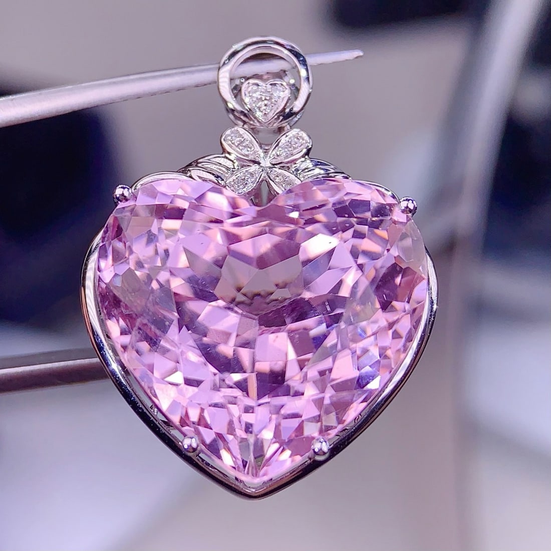 14k Gold 28.5 Ct Natural Kunzite & Diamond Pendant( Without Chain ): Ref:231187209 // gold content:14k gold // main gemstone:kunzite // shape:heart // carat weight:28. 5ct // color:pinkish purple // treatment:natural // // adjacent gemstone 2 : diamond // shape:round /