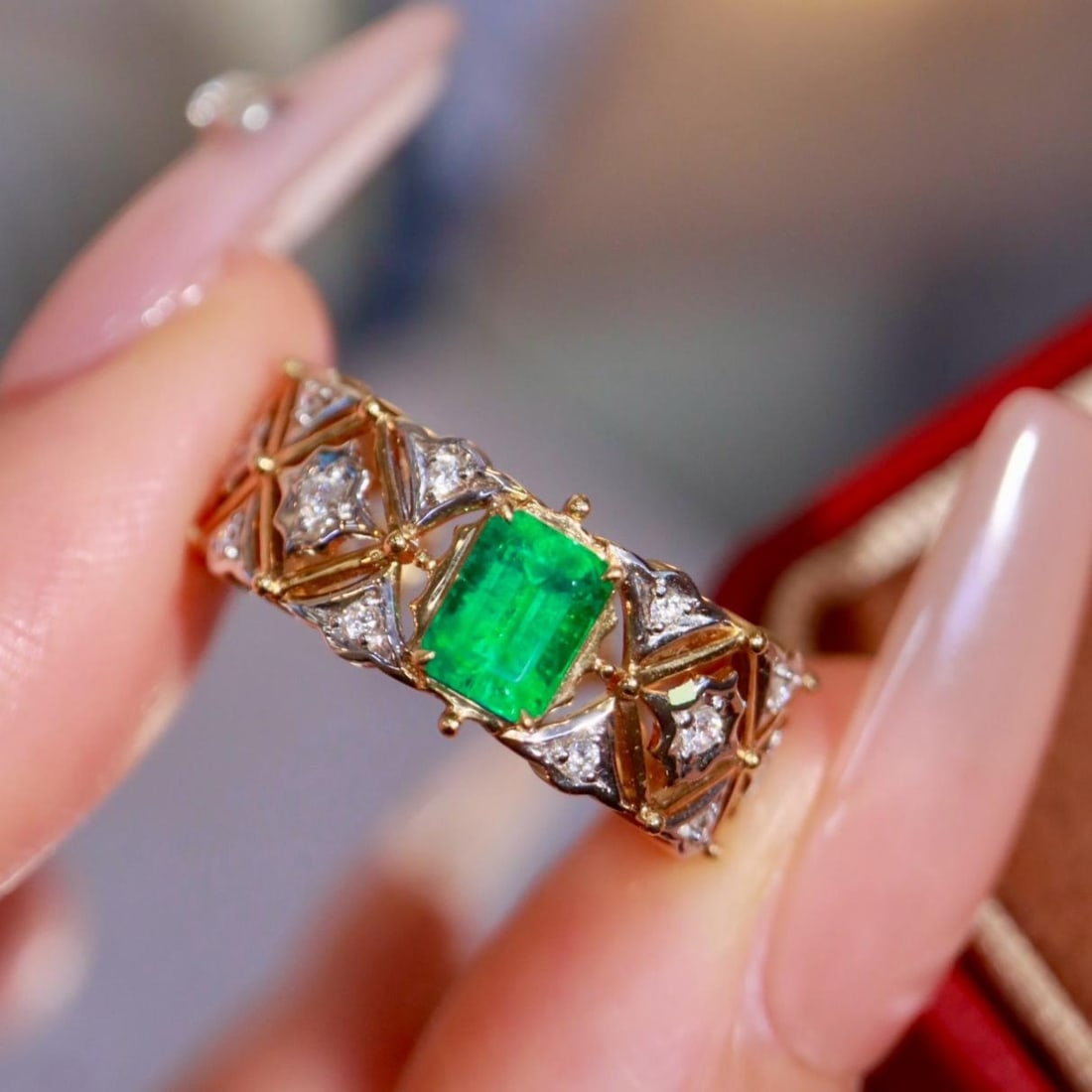 14k Gold 0.83 Ctw Natural Emerald & Diamond Ring: Ref:231187230 // gold content:14k gold // ring size:7. 25us // // main gemstone:emerald // shape:octagonal // carat weight:0. 62ct // color:green // treatment:natural // // adjacent gemstone 2 :