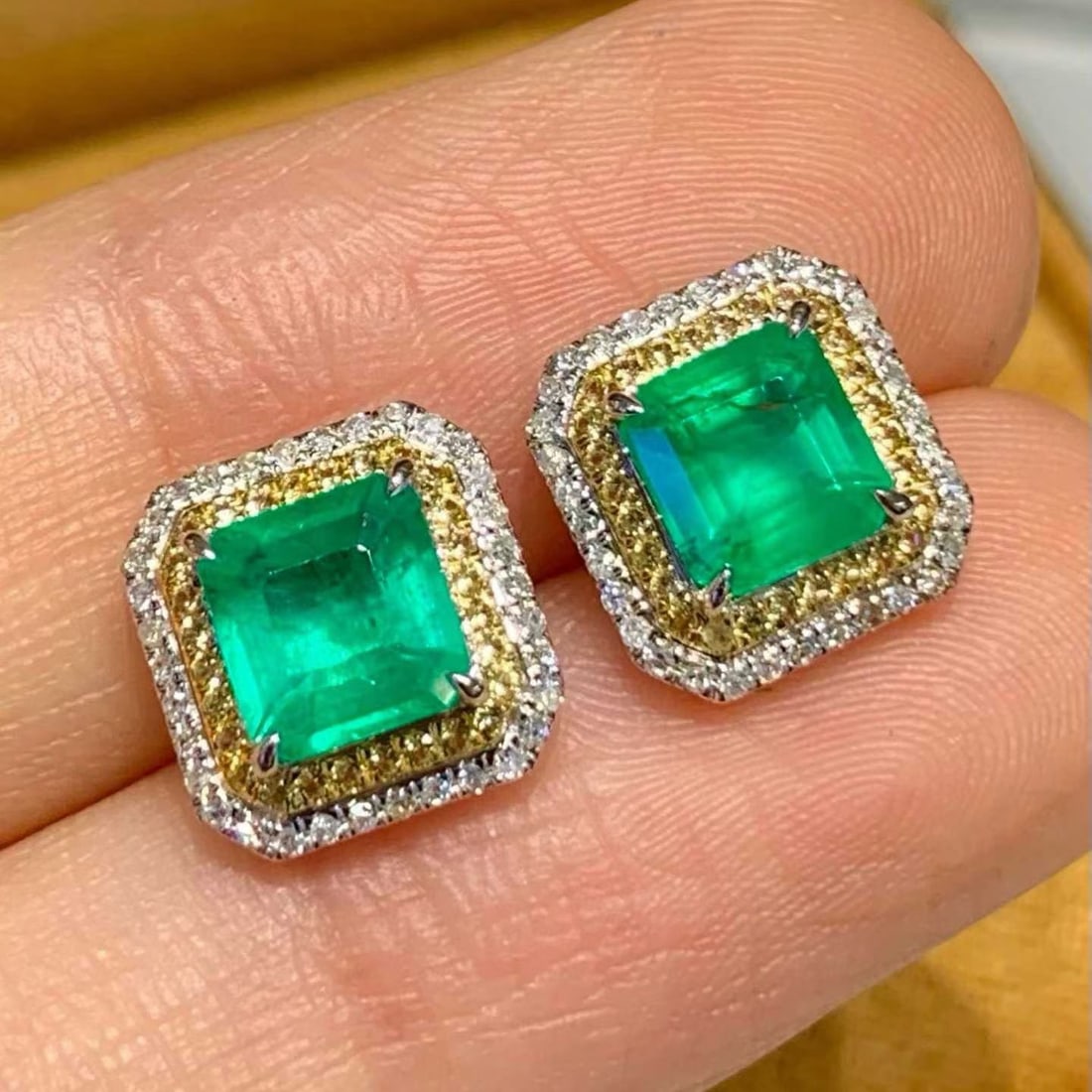 14k Gold 1.5 Ct Natural Emerald & Diamond Earrings: Ref:231187231 // gold content:14k gold // main gemstone:emerald // shape:octagonal // carat weight:1. 5ct // color:green // treatment:natural // // adjacent gemstone 2 : diamond // shape:round //