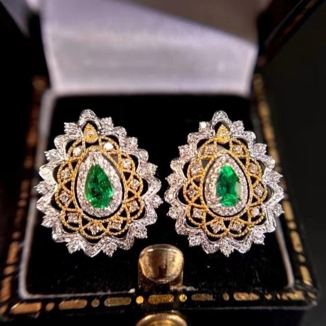 14k Gold 0.74 Ctw Natural Emerald & Diamond Earrings: Ref:231187234 // gold content:14k gold // main gemstone:emerald // shape:pear // carat weight:0. 35ct // color:green // treatment:natural // // adjacent gemstone 2 : diamond // shape:round // carat