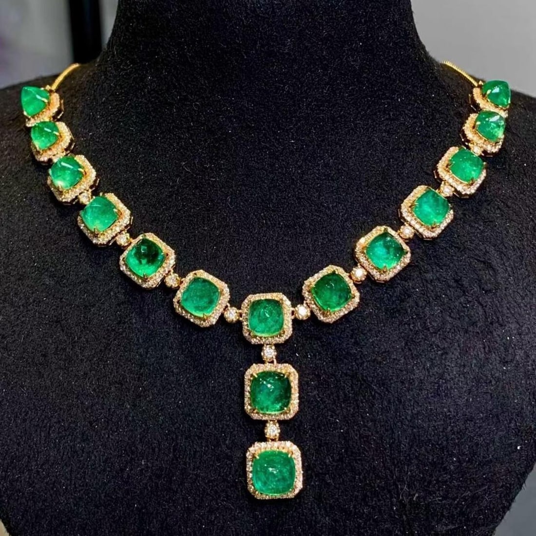 14k Gold 11.5 Ct Natural Emerald & Diamond Necklace: Ref:231188002 // gold content:14k gold // main gemstone:emerald // shape:sugar-loaf // carat weight:11. 5ct // color:green // treatment:natural // // adjacent gemstone 2 : diamond // shape:round //