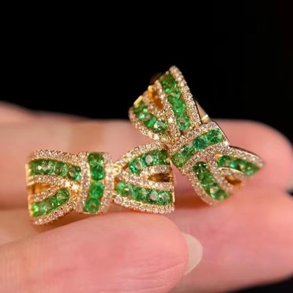 14k Gold 1.54 Ctw Natural Emerald & Diamond Earrings: Ref:231188003 // gold content:14k gold // main gemstone:emerald // shape:round // carat weight:1. 02ct // color:green // treatment:natural // cut grade:g // // adjacent gemstone 2 : diamond //