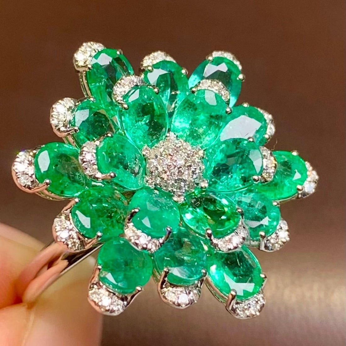 14k Gold 4.2 Ct Natural Emerald & Diamond & Flowers Ring: Ref:231188005 // gold content:14k gold // ring size:7. 25us // // main gemstone:emerald // shape:oval // carat weight:4. 2ct // color:green // treatment:natural // // adjacent gemstone 2 : diamond //