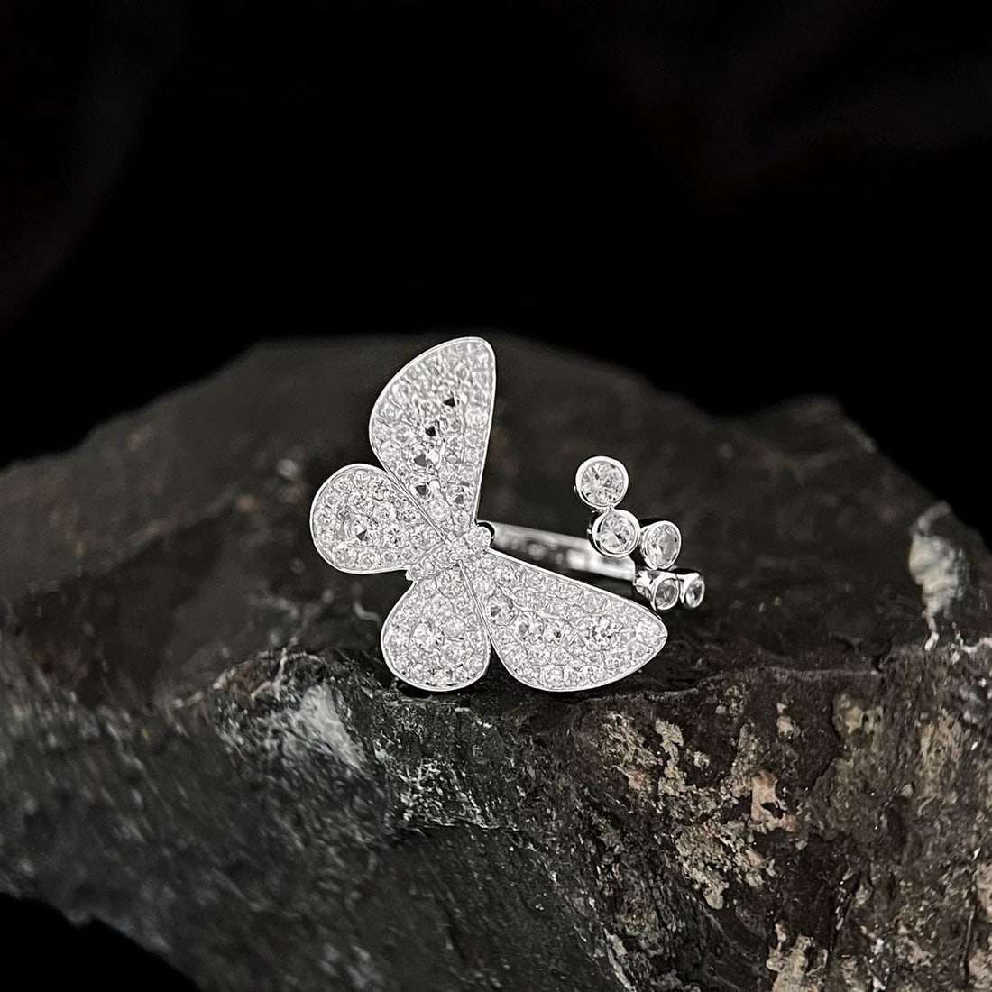 14k Gold 1.28 Ct Natural H Diamond & Sapphire Butterfly Ring: Ref:231188012 // gold content:14k gold // ring size:7. 25us // // main gemstone:diamond & sapphire // shape:round // carat weight:1. 28ct // clarity grade:vs-si // color:h & white //