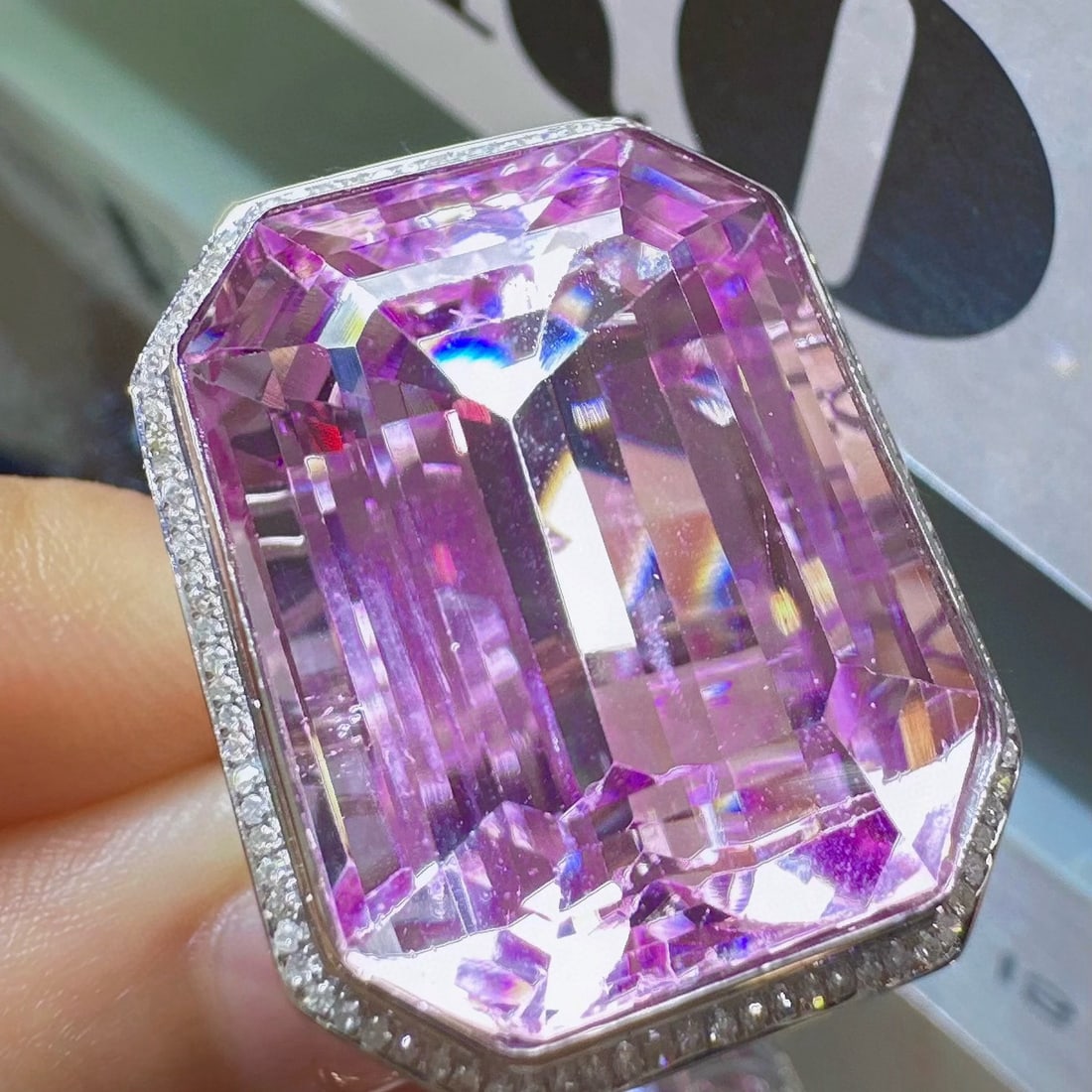 14k Gold 44.28 Ctw Natural Kunzite & Diamond Ring: Ref:231188017 // gold content:14k gold // ring size:7. 25us // // main gemstone:kunzite // shape:octagonal // carat weight:43. 99ct // color:pinkish purple // treatment:natural // // adjacent gemstone