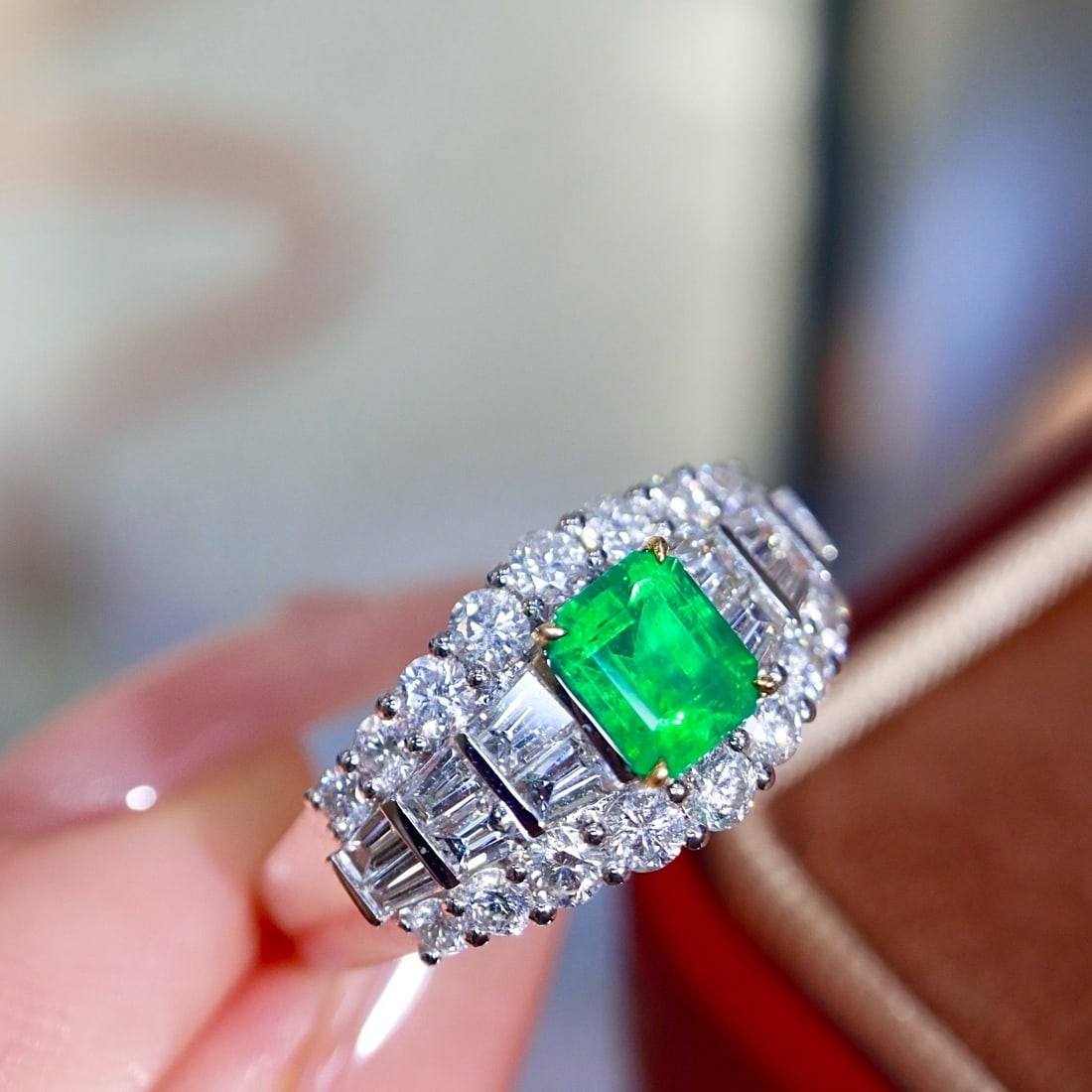 14k Gold 0.93 Ctw Vivid Green Natural Emerald & Diamond Ring - 2