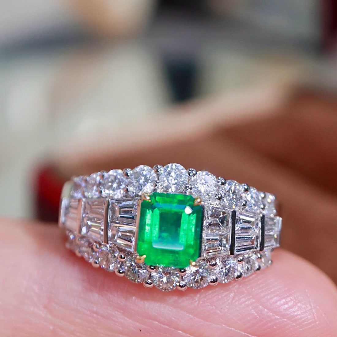 14k Gold 0.93 Ctw Vivid Green Natural Emerald & Diamond Ring - 4