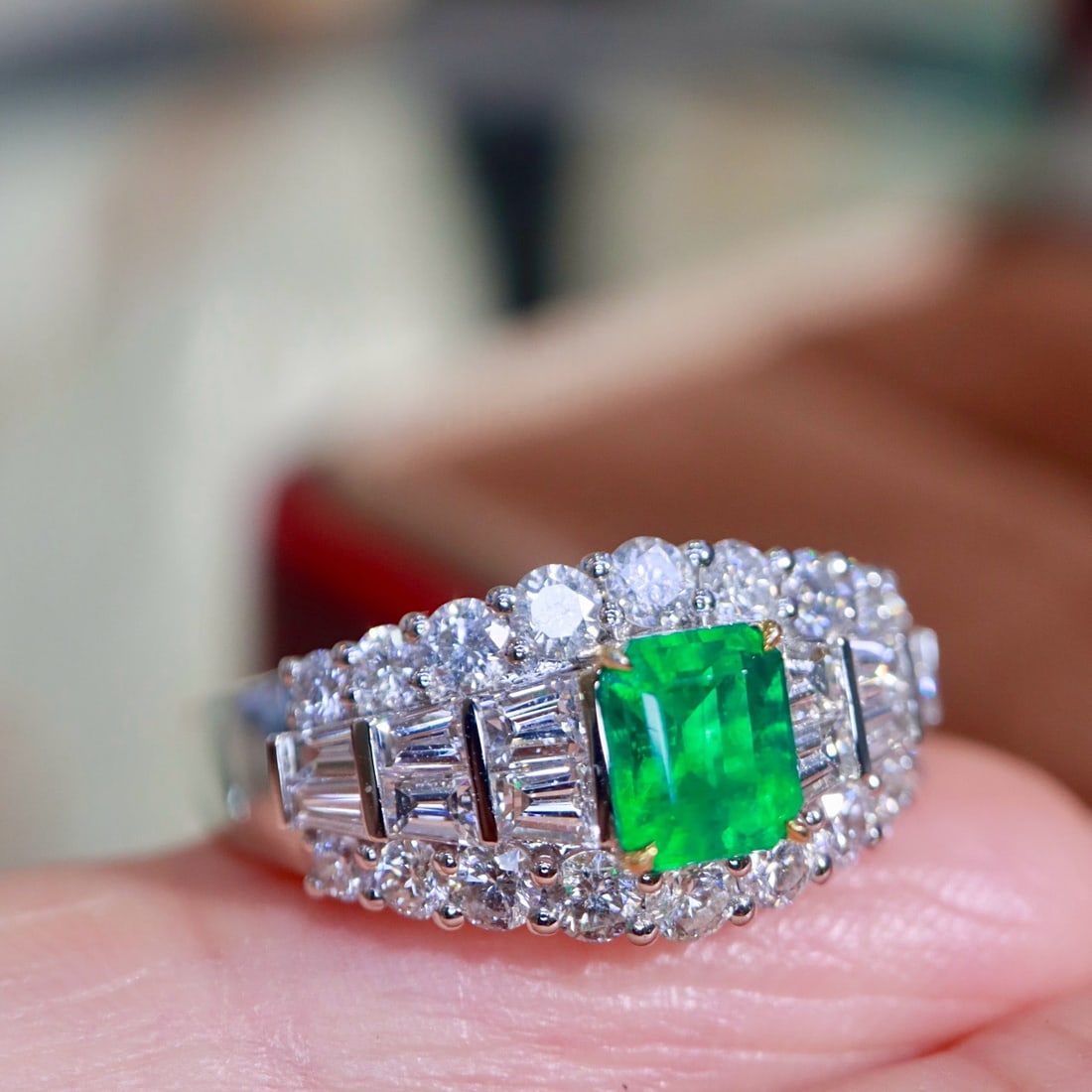 14k Gold 0.93 Ctw Vivid Green Natural Emerald & Diamond Ring - 5