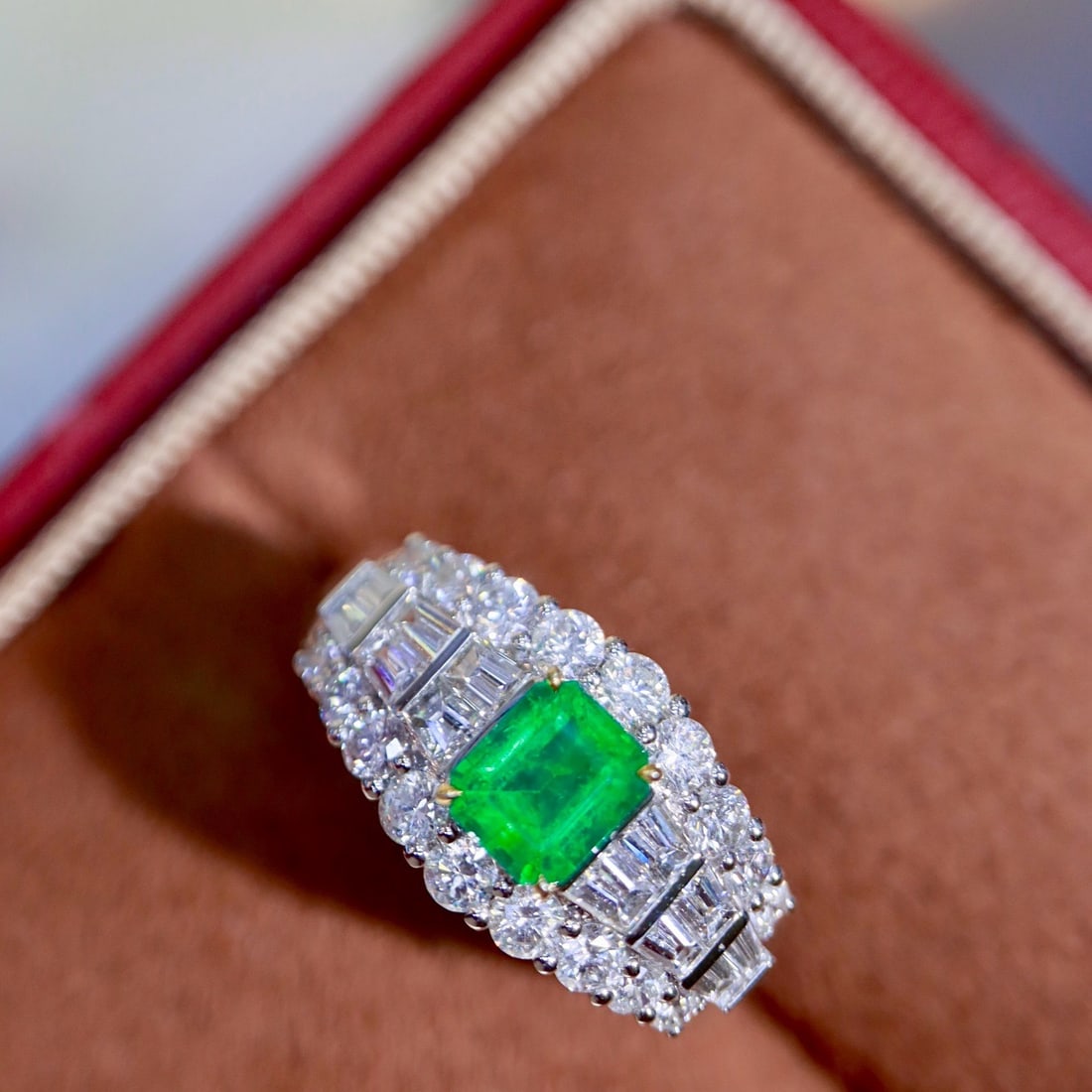 14k Gold 0.93 Ctw Vivid Green Natural Emerald & Diamond Ring - 6