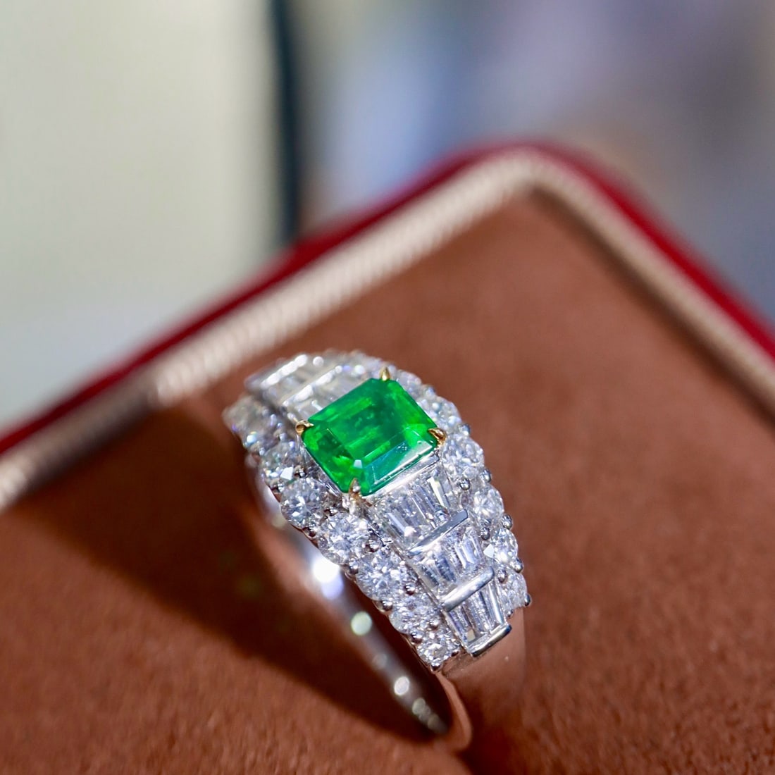 14k Gold 0.93 Ctw Vivid Green Natural Emerald & Diamond Ring - 7