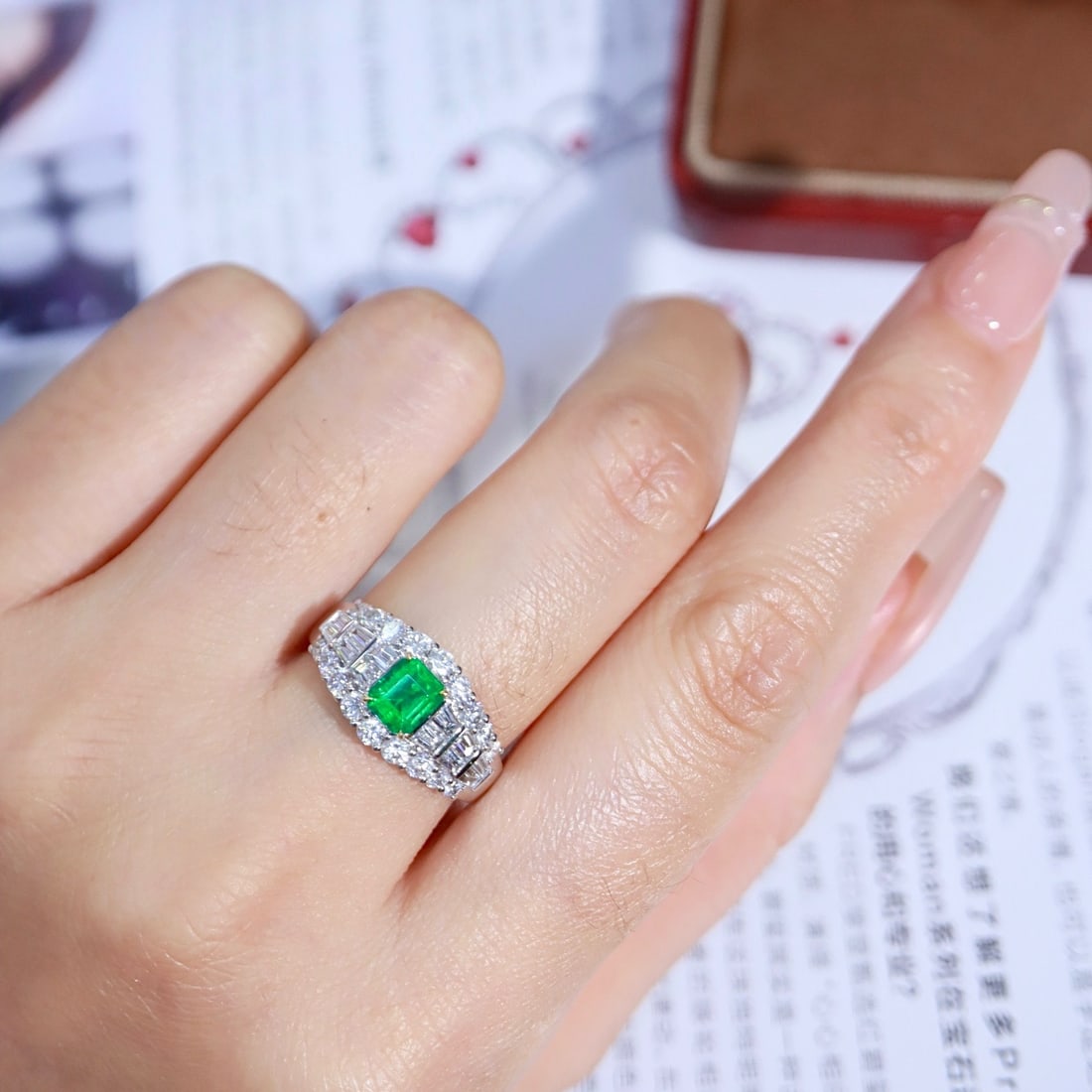 14k Gold 0.93 Ctw Vivid Green Natural Emerald & Diamond Ring - 8