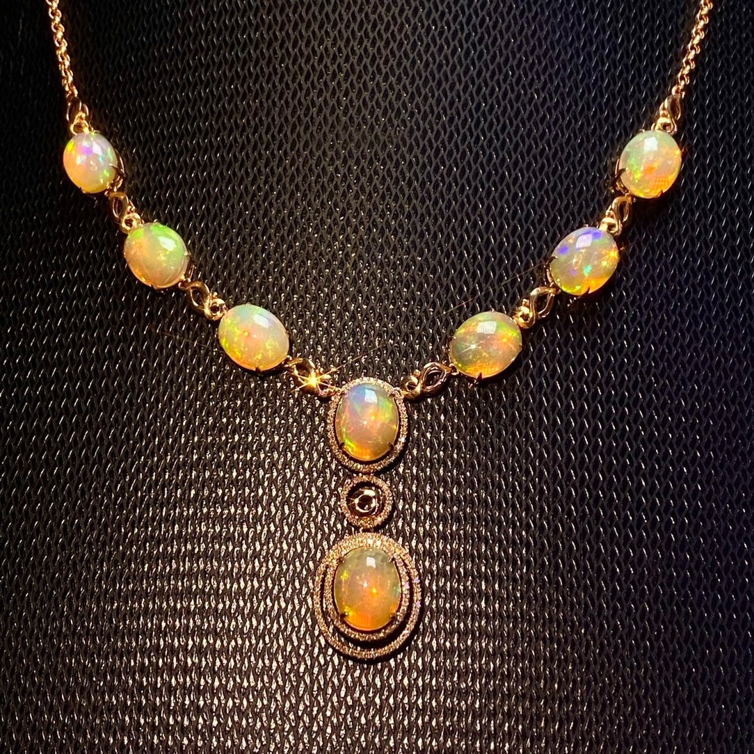 14k Gold 13.25 Ct Natural Opal & Diamond Necklace: Ref:231188039 // gold content:14k gold // main gemstone:opal // shape:oval // carat weight:13. 25ct // color:color // treatment:natural // // adjacent gemstone 2 : diamond // number of stones:140 //