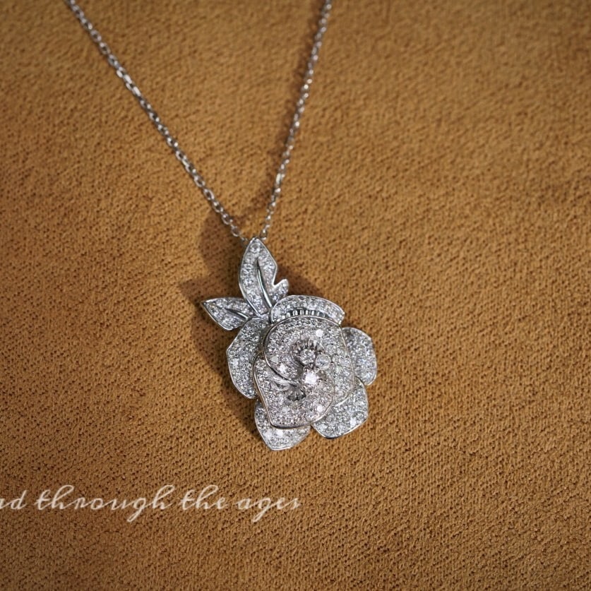 14k Gold 0.73 Ct Natural H Diamond & Flowers Necklace: Ref:231188093 // gold content:14k gold // main gemstone:diamond // shape:round // carat weight:0. 73ct // clarity grade:vs-si // color:h // treatment:natural // cut grade:g // Condition: New Low