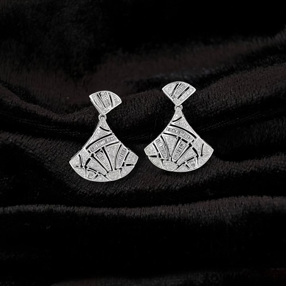 14k Gold 0.8 Ct Natural H Diamond Earrings: Ref:231188097 // gold content:14k gold // main gemstone:diamond // shape:multiple // carat weight:0. 8ct // clarity grade:vs-si // color:h // treatment:natural // Condition: New Low Estimate: 3300.00