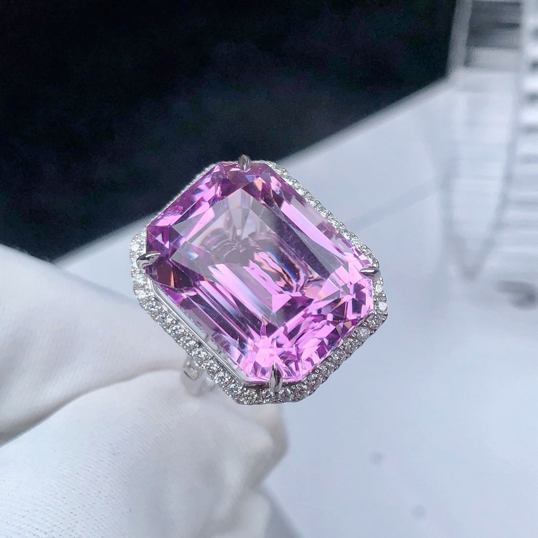 14k Gold 23.21 Ctw Natural Kunzite & Diamond Ring: Ref:231188104 // gold content:14k gold // ring size:7. 25us // // main gemstone:kunzite // shape:octagonal // carat weight:22. 71ct // color:pinkish purple // treatment:natural // // adjacent gemstone