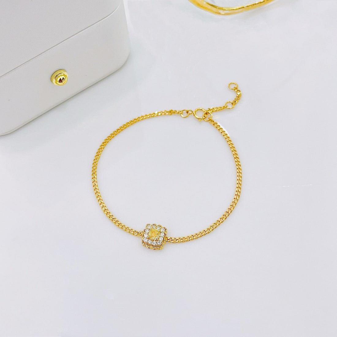 14k Gold 0.32 Ctw Natural Yellow Diamond & Diamond Bracelet: Ref:231188144 // gold content:14k gold // main gemstone:yellow diamond // shape:cushion // carat weight:0. 19ct // color:yellow // treatment:natural // // adjacent gemstone 2 : diamond // shape:round 