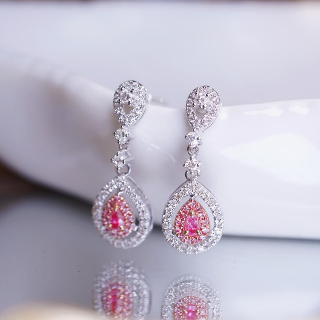 14k Gold 0.64 Ctw Natural Pink Diamond & Diamond Earrings: Ref:231188185 // gold content:14k gold // main gemstone:pink diamond // shape:pear // carat weight:0. 16ct // color:pink // treatment:natural // // adjacent gemstone 2 : diamond // shape:round //