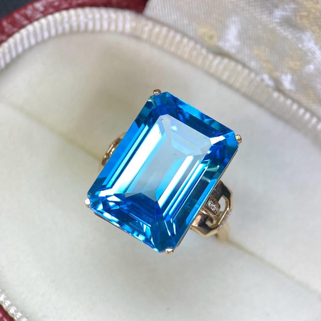 14k Gold 18.25 Ct Natural Topaz & Diamond Ring: Ref:231188191 // gold content:14k gold // ring size:7. 25us // // main gemstone:topaz // shape:octagonal // carat weight:18. 25ct // color:blue // treatment:natural // // adjacent gemstone 2 : diamond