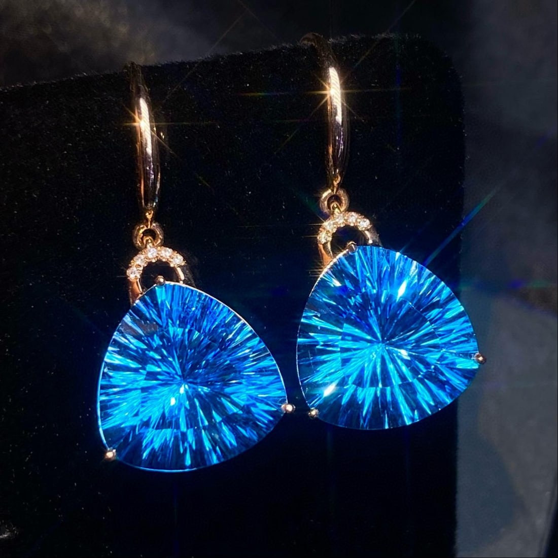 14k Gold 14.15 Ct Natural Topaz & Diamond Earrings: Ref:231188192 // gold content:14k gold // main gemstone:topaz // shape:triangle // carat weight:14. 15ct // color:blue // treatment:natural // // adjacent gemstone 2 : diamond // shape:round // clarit