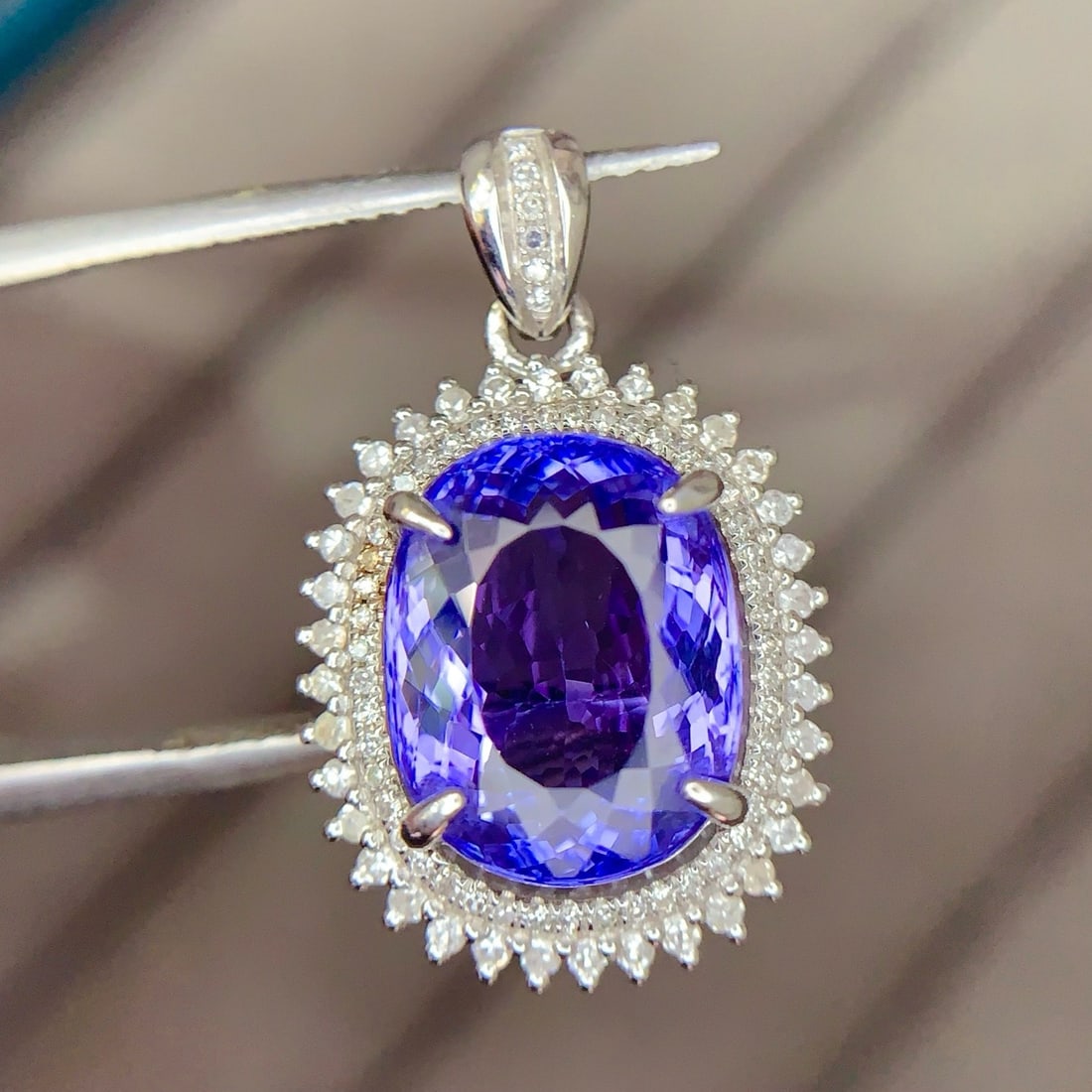 14k Gold 7.5 Ct Natural Tanzanite & Diamond Pendant( Without Chain ): Ref:231188198 // gold content:14k gold // main gemstone:tanzanite // shape:oval // carat weight:7. 5ct // color:blue // treatment:natural // // adjacent gemstone 2 : diamond // shape:round // clarity 