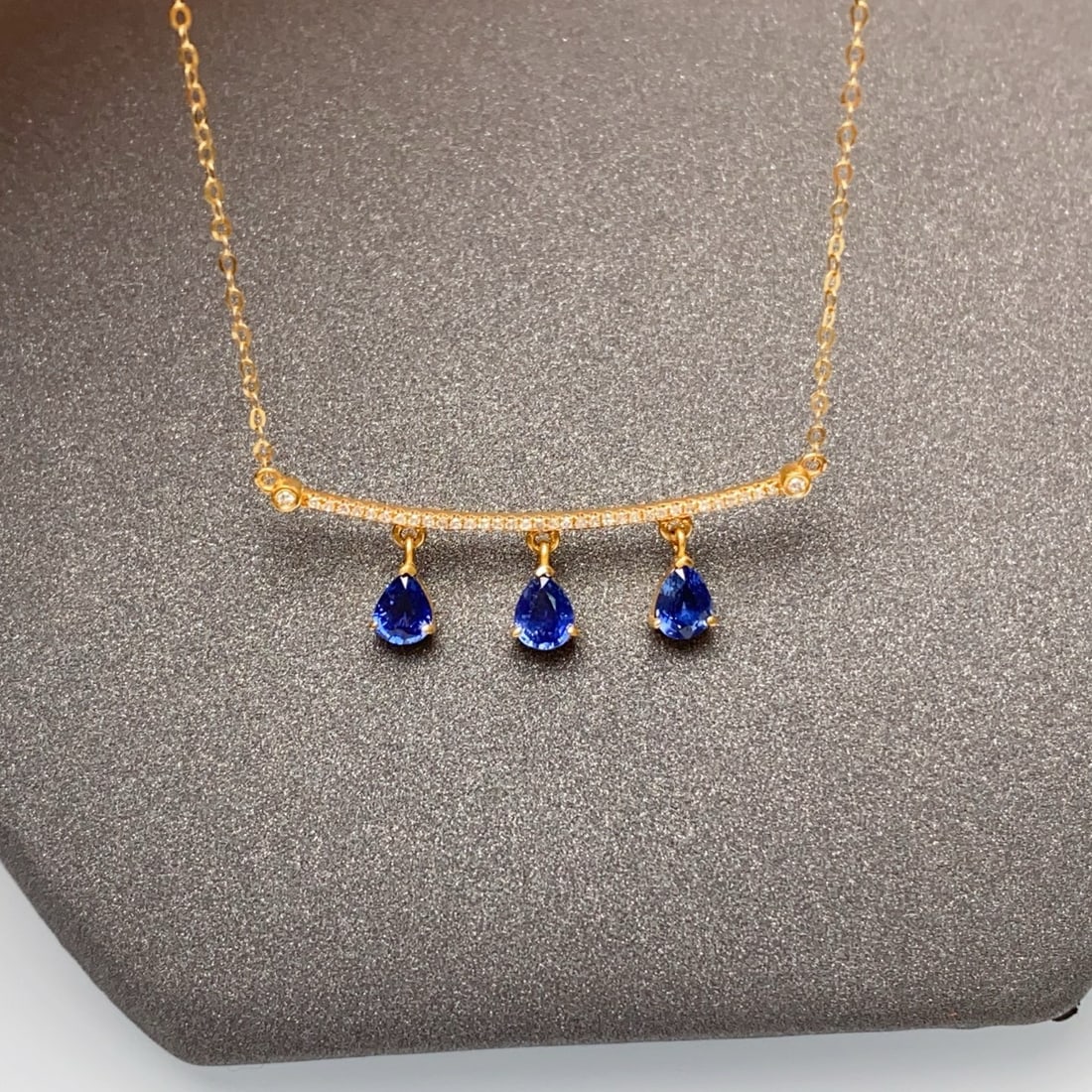 14k Gold 1.25 Ct Natural Sapphire & Diamond Necklace: Ref:231188209 // gold content:14k gold // main gemstone:sapphire // shape:pear // carat weight:1. 25ct // color:blue // treatment:natural // // adjacent gemstone 2 : diamond // number of stones:36 //