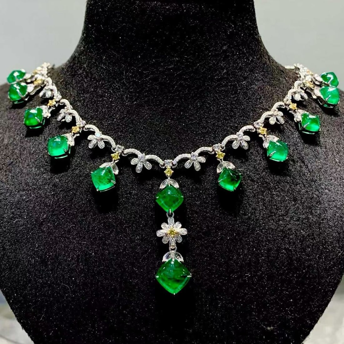 14k Gold 9.3 Ct Natural Emerald & Diamond Necklace: Ref:231188231 // gold content:14k gold // main gemstone:emerald // shape:sugar-loaf // carat weight:9. 3ct // color:green // treatment:natural // // adjacent gemstone 2 : diamond // shape:round //