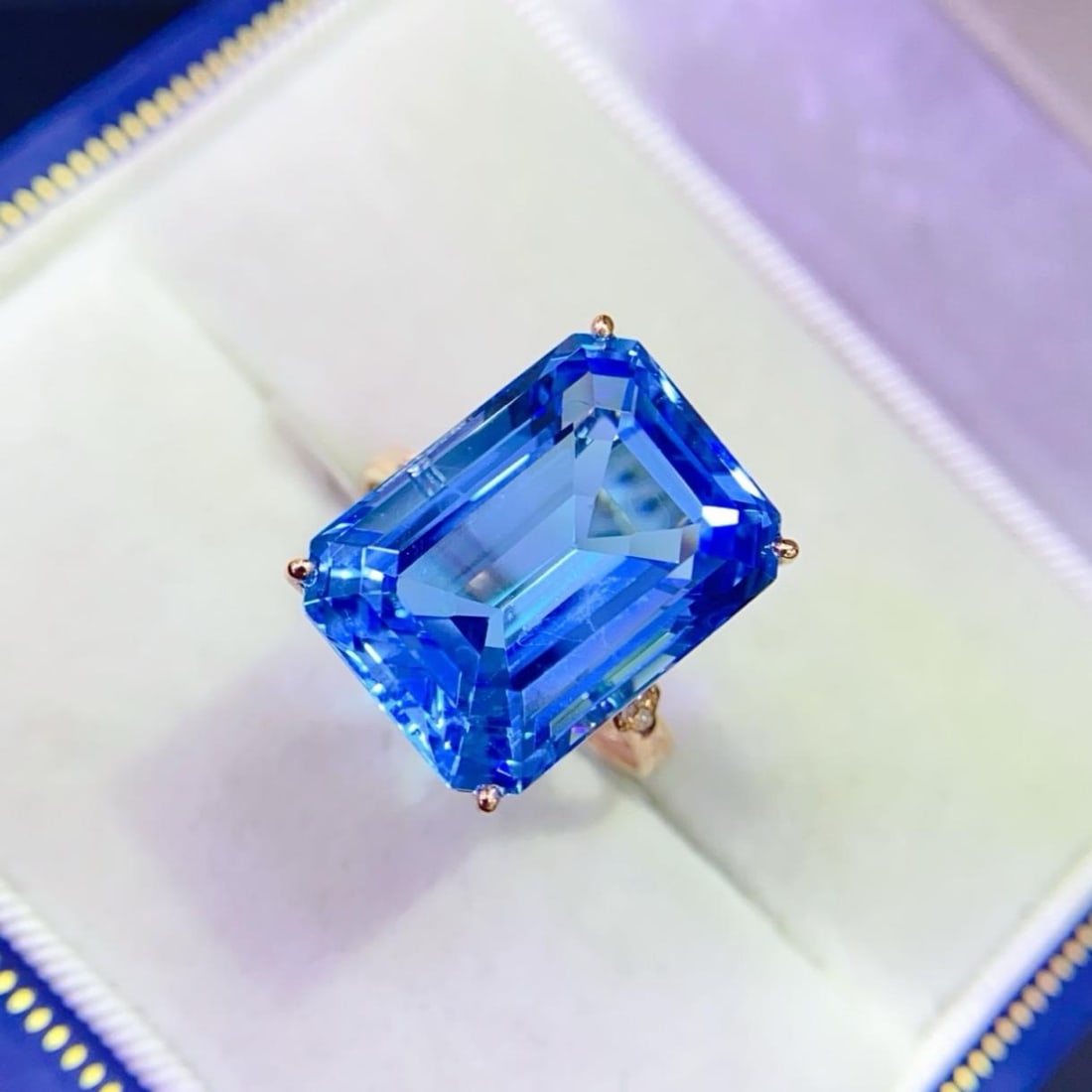 14k Gold 15.42 Ctw Natural Topaz & Diamond Ring: Ref:231188243 // gold content:14k gold // ring size:7. 25us // // main gemstone:topaz // shape:octagonal // carat weight:15. 4ct // color:blue // treatment:natural // // adjacent gemstone 2 : diamond 