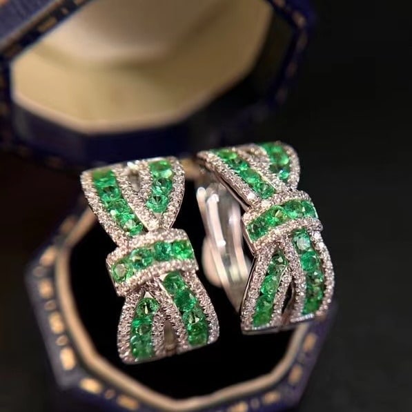 14k Gold 1.54 Ctw Natural Emerald & Diamond Earrings: Ref:231188261 // gold content:14k gold // main gemstone:emerald // shape:round // carat weight:1. 02ct // color:green // treatment:natural // cut grade:g // // adjacent gemstone 2 : diamond //
