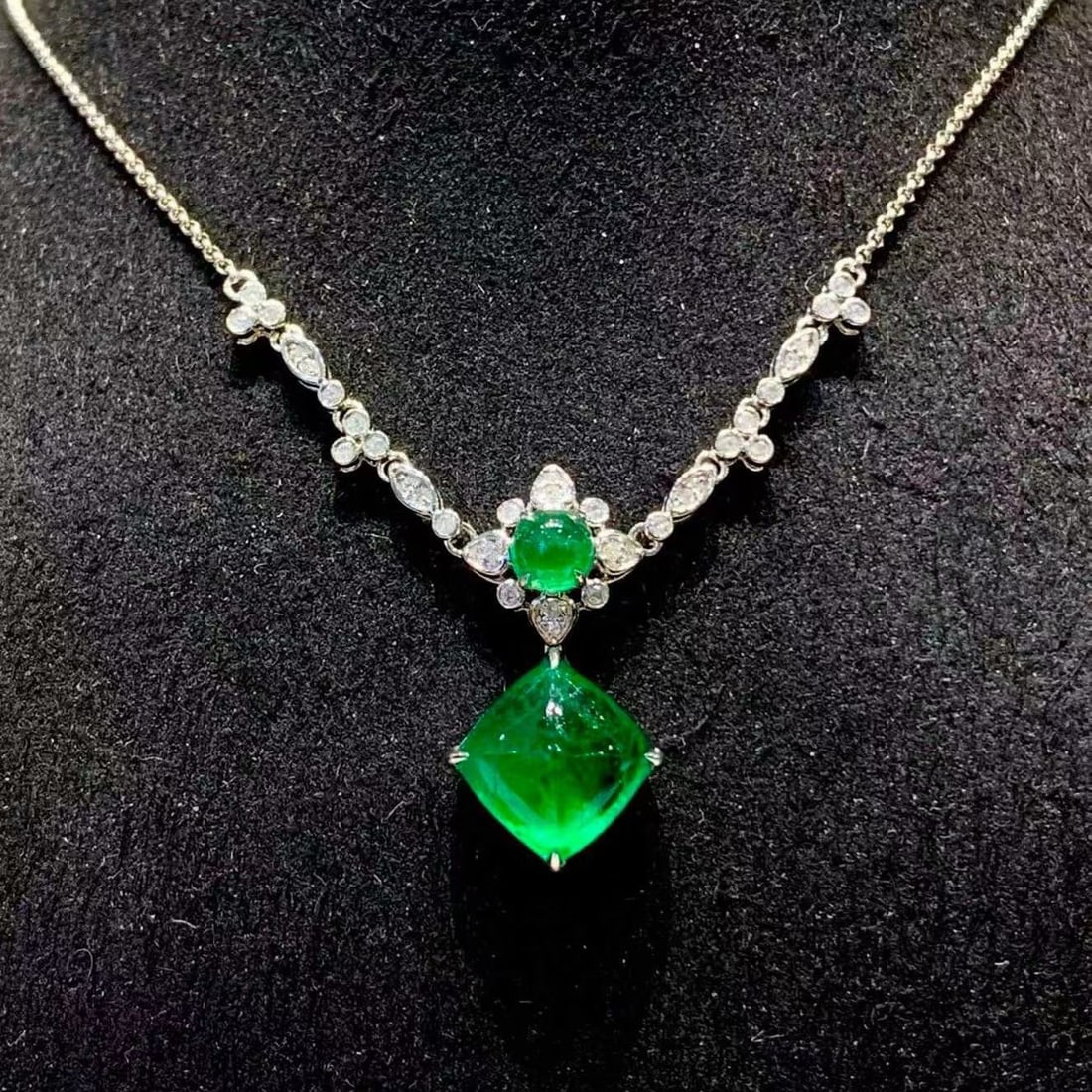 14k Gold 3.8 Ct Natural Emerald & Diamond Necklace: Ref:231188299 // gold content:14k gold // main gemstone:emerald // shape:sugar-loaf // carat weight:3. 8ct // color:green // treatment:natural // // adjacent gemstone 2 : diamond // shape:round //